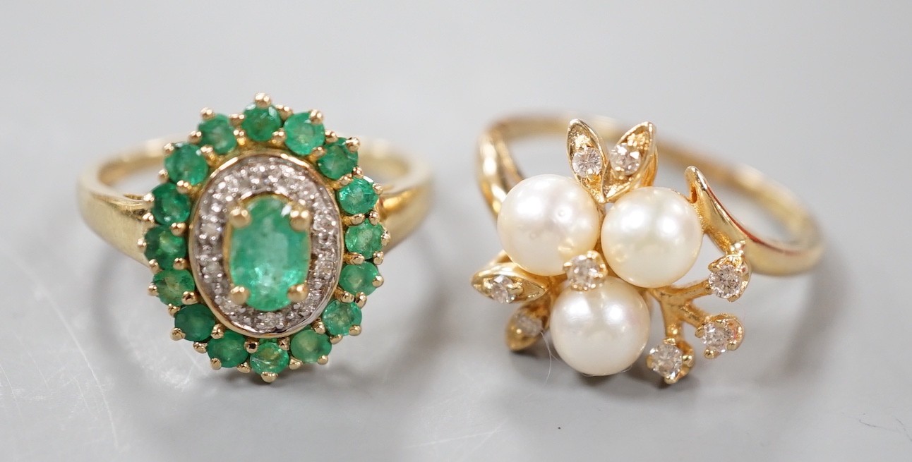 A modern yellow metal, cultured pearl and diamond chip set flower head cluster ring, size K and a 9ct, emerald and diamond chip set cluster ring, gross weight 6.8 grams.